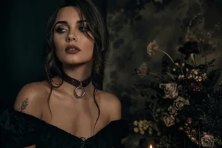 Halsband Blankleder — dunkles Fashion-Editorial