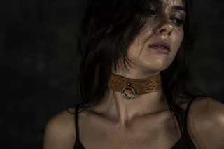 Halsband Blume — stimmungsvolles Porträt mit Floral-Muster
