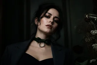 Halsband Fliege — elegante Silhouette in Grün