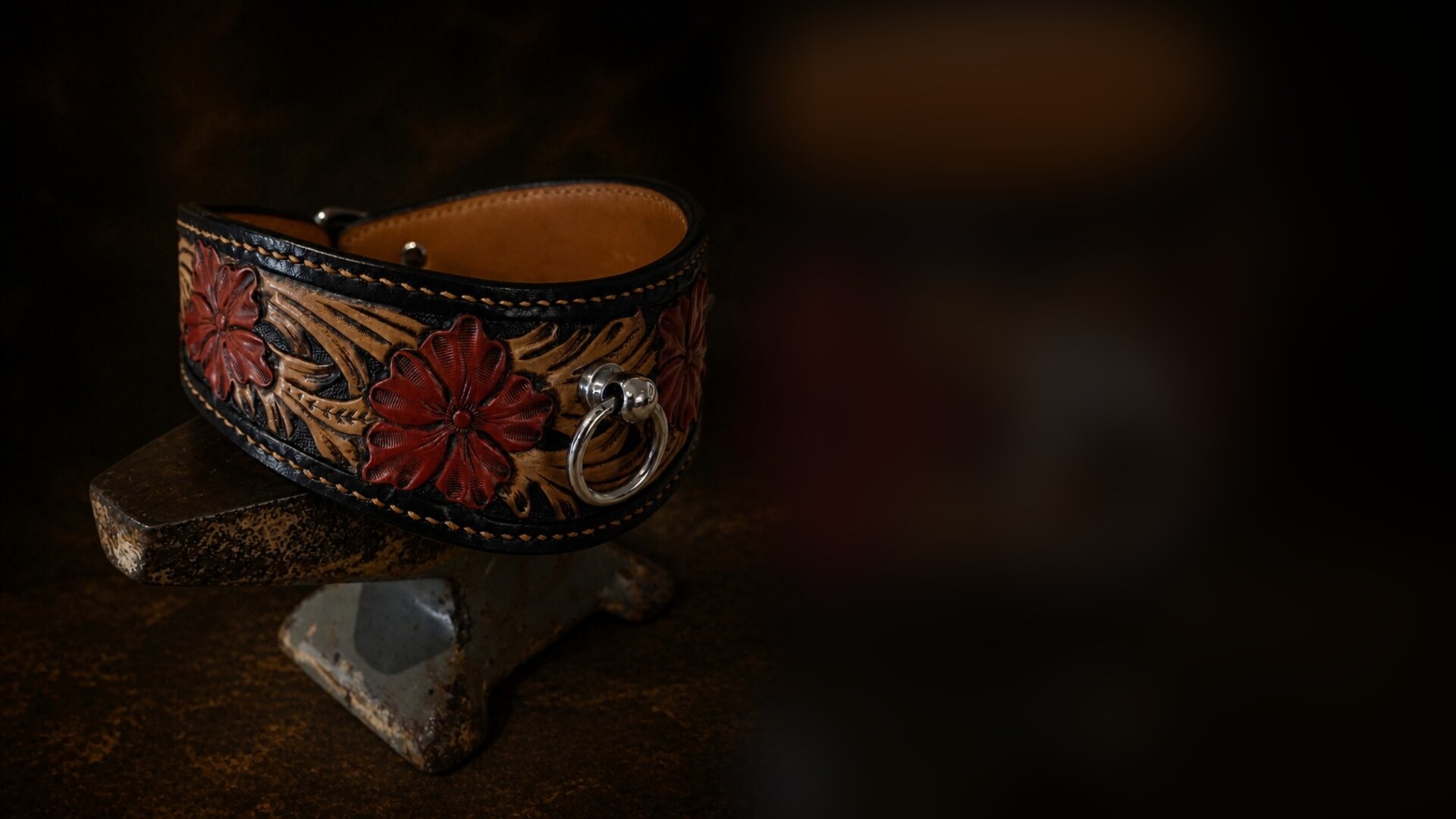 Halsband Corn flower mit handgeschnittenen roten Blüten auf einem Amboss